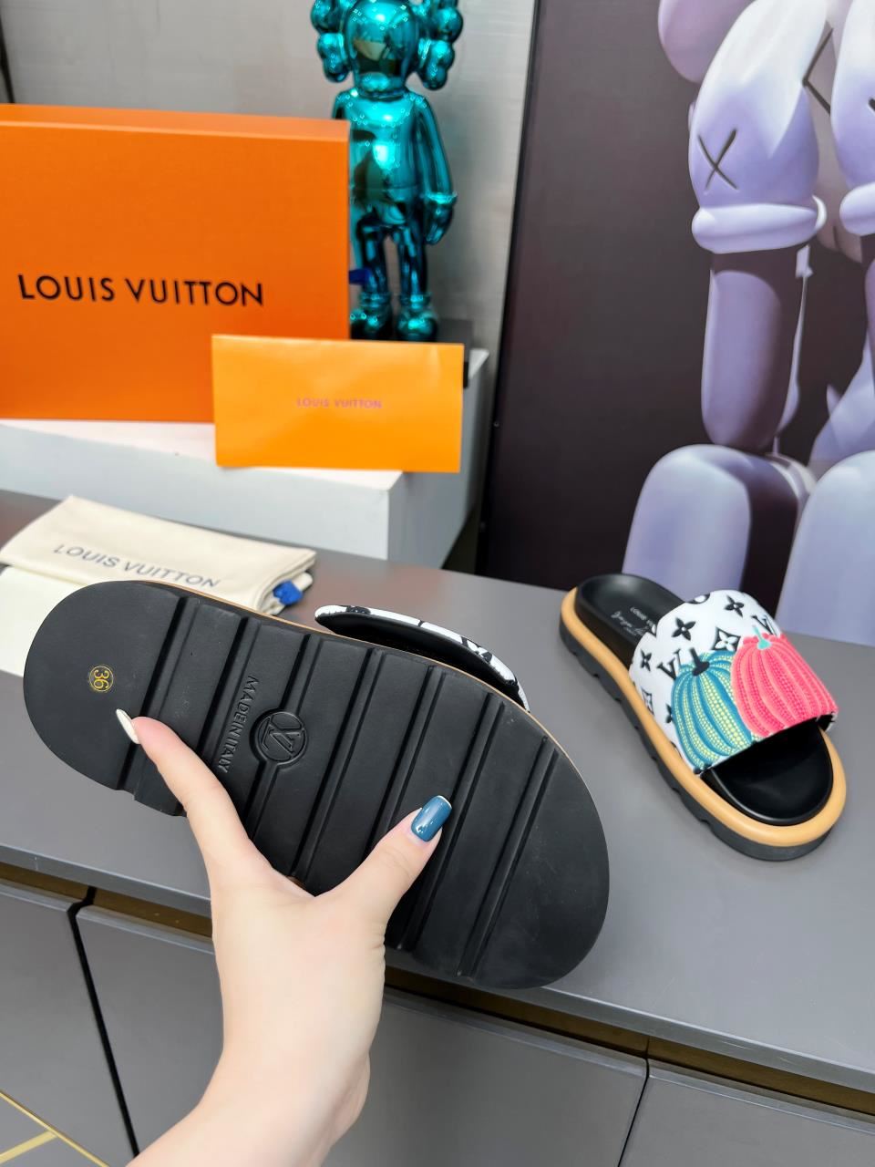 Louis Vuitton Slippers